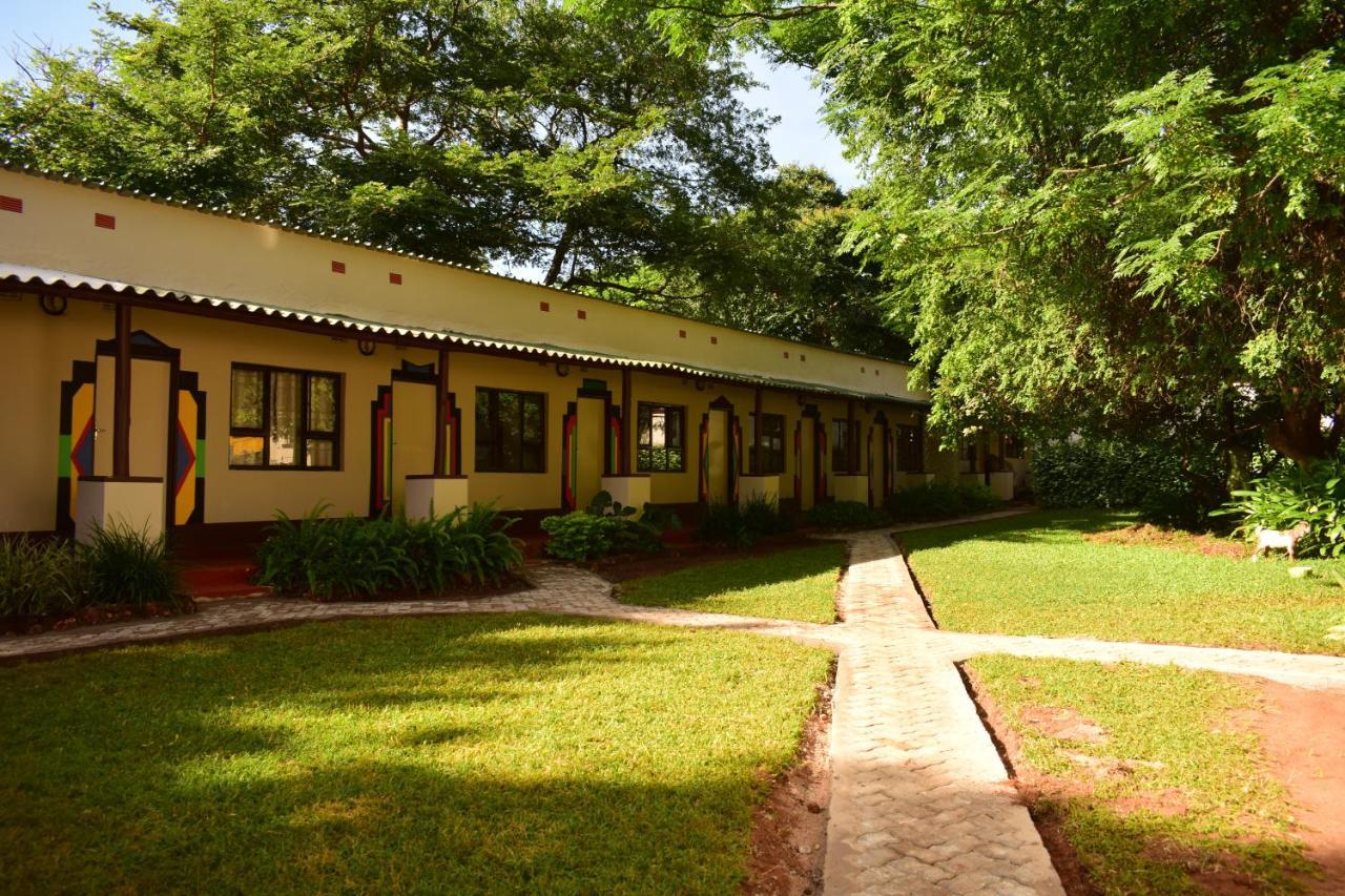 Shoestrings Backpackers Lodge Vic Falls Victoriafälle Exterior foto