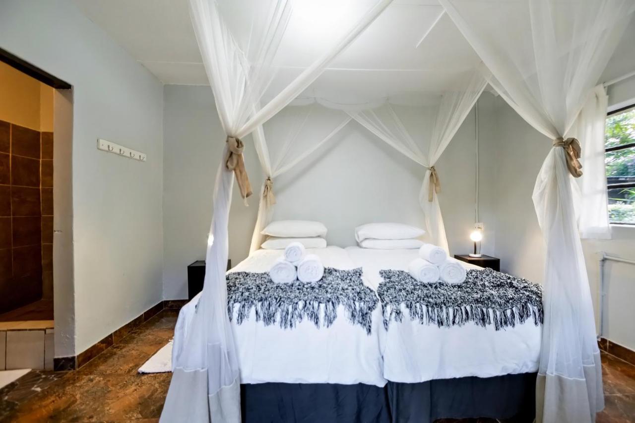 Shoestrings Backpackers Lodge Vic Falls Victoriafälle Exterior foto