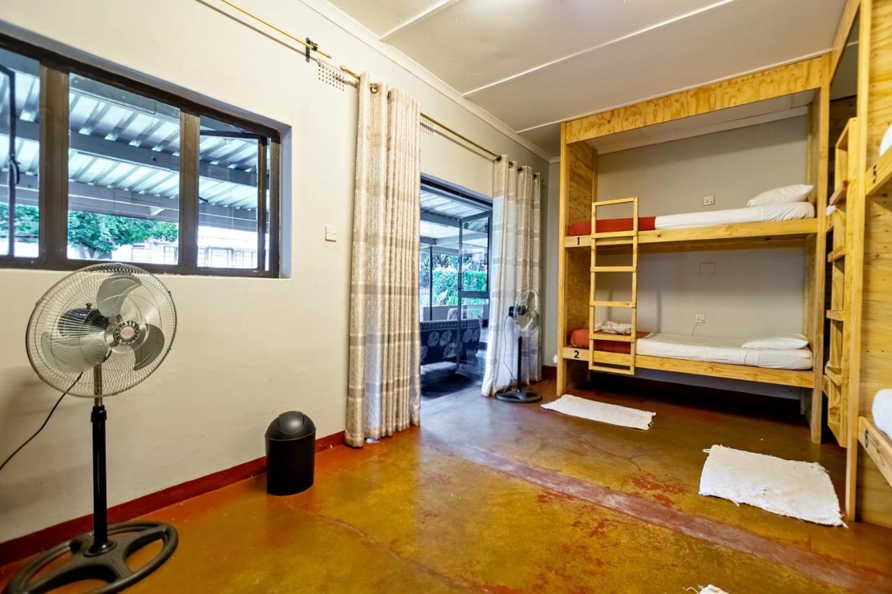 Shoestrings Backpackers Lodge Vic Falls Victoriafälle Exterior foto