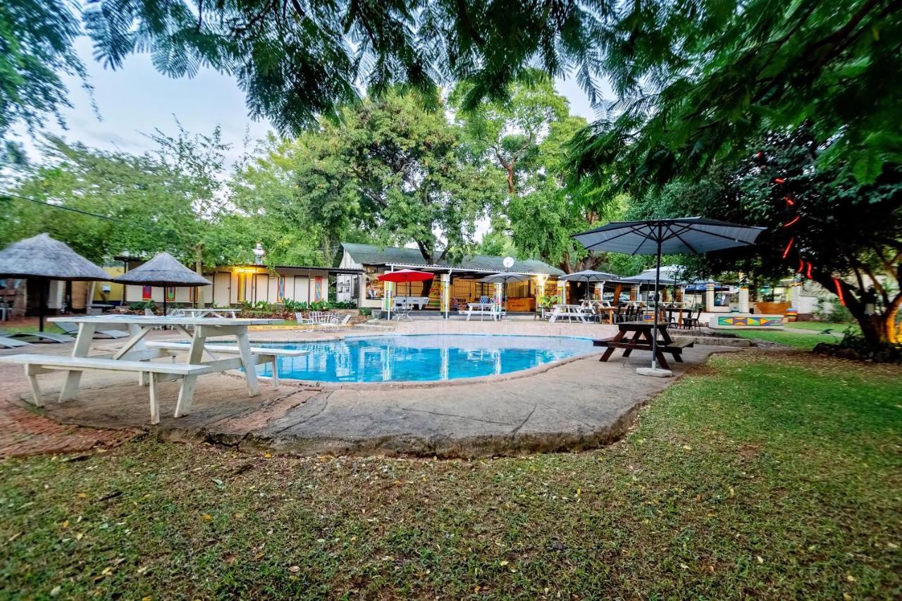 Shoestrings Backpackers Lodge Vic Falls Victoriafälle Exterior foto