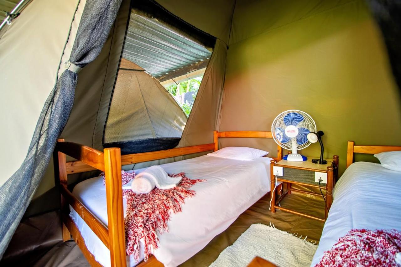 Shoestrings Backpackers Lodge Vic Falls Victoriafälle Exterior foto