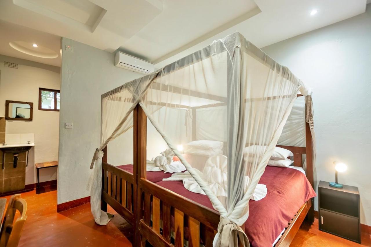 Shoestrings Backpackers Lodge Vic Falls Victoriafälle Exterior foto