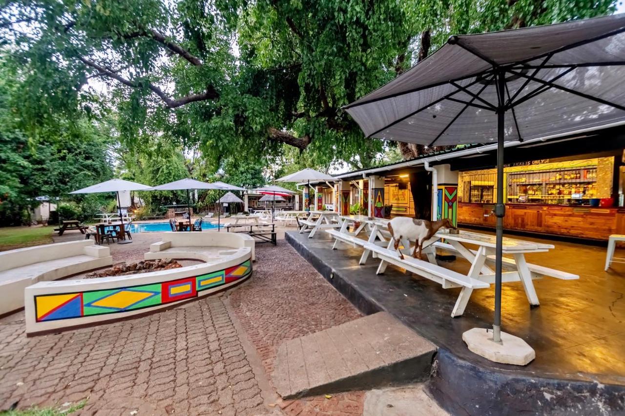Shoestrings Backpackers Lodge Vic Falls Victoriafälle Exterior foto
